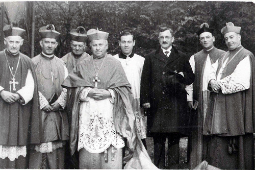 1936: Foto der Bischofsweihe von Franz Tschann (2.v.l.), rechts im Bild Carl Lampert.