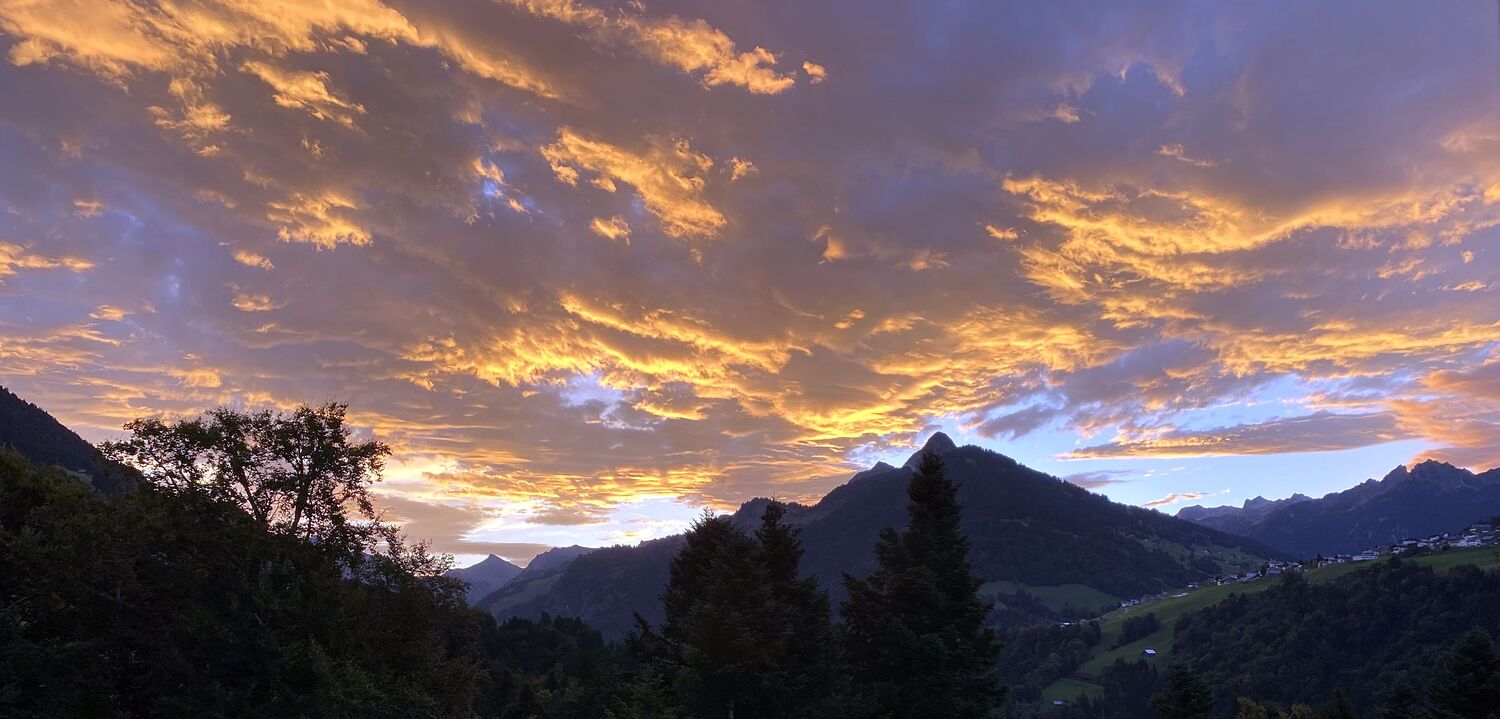 Der Blick aus dem Fenster seines Zimmers erinnert P. Martin Werlen jeden Morgen an die Kraft des Erwartens.   